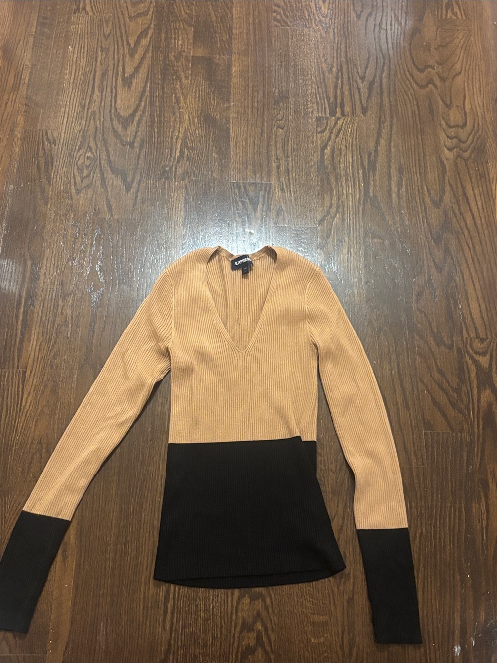 Express Two-Tone V-Neck Ribbed Sweater - Camel & Black